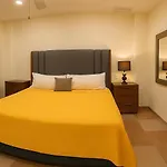 Ave Fenix Cozumel